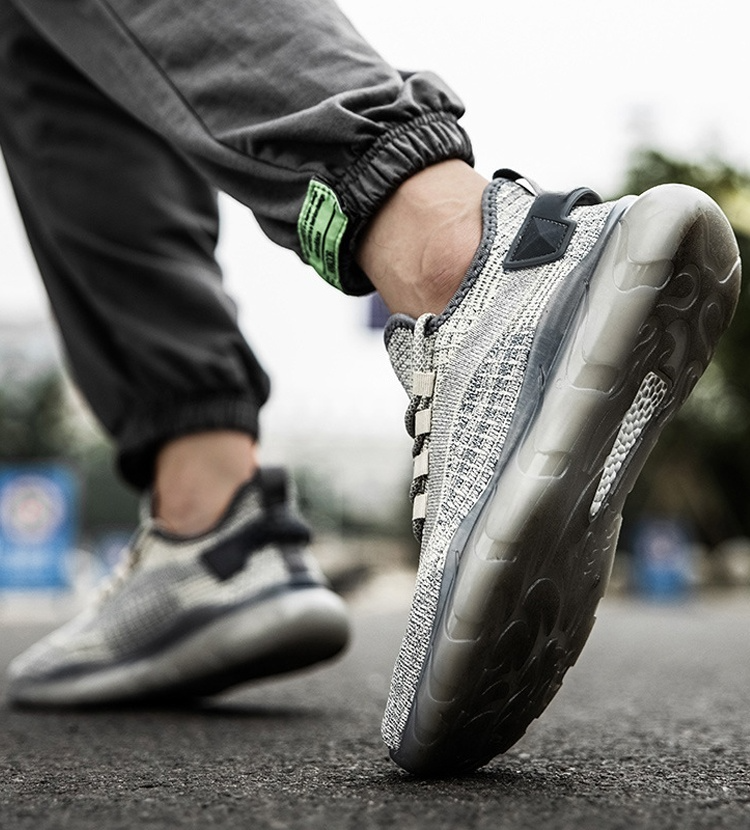 편안한 착화감의 남성 스니커즈 밑창 디테일