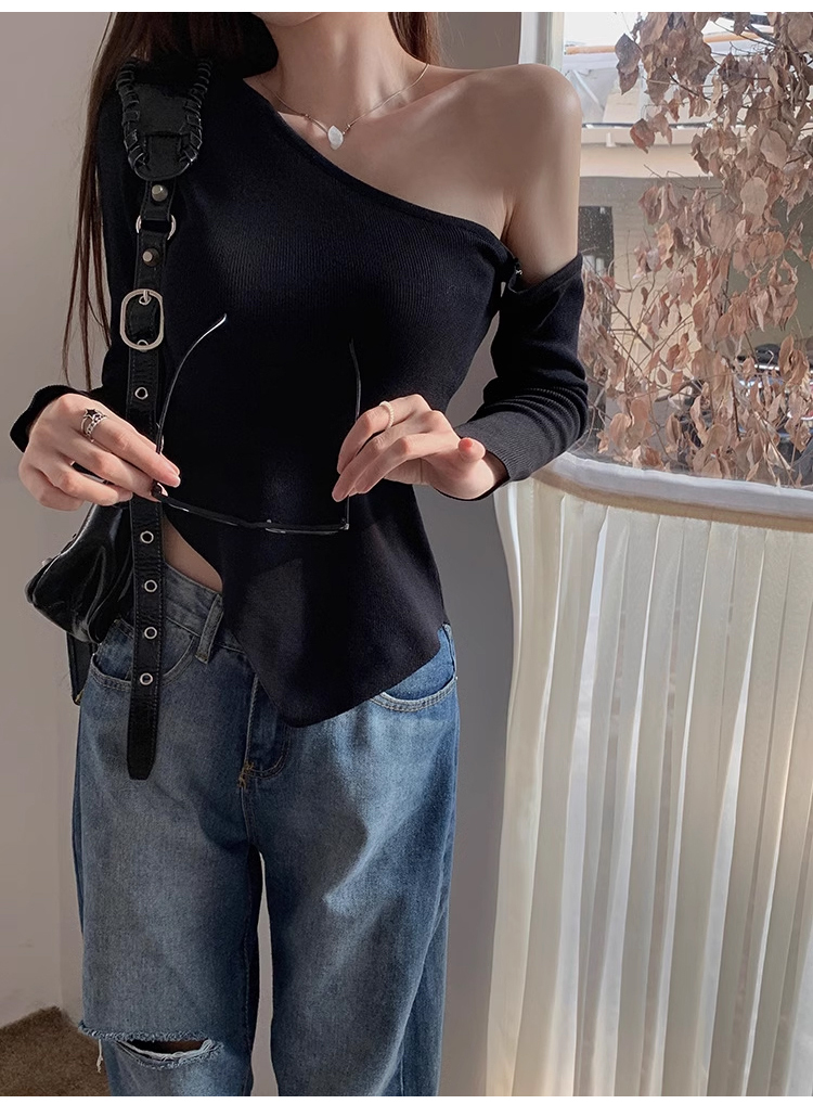 파티룩으로 적합한 오프숄더 긴팔 니트