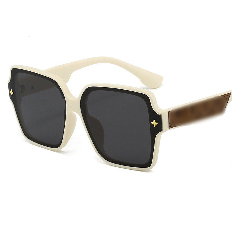 베이지 안경테 그레이 안경알