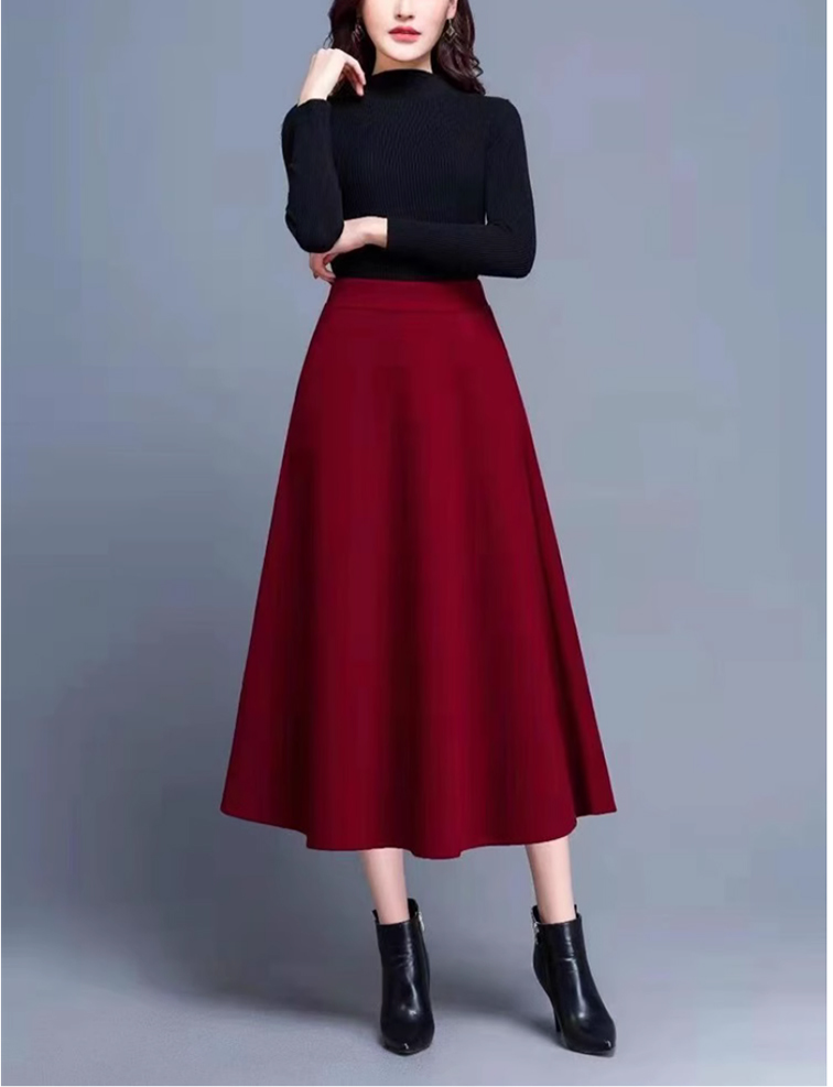 女性らしいラインを強調するウールスカート