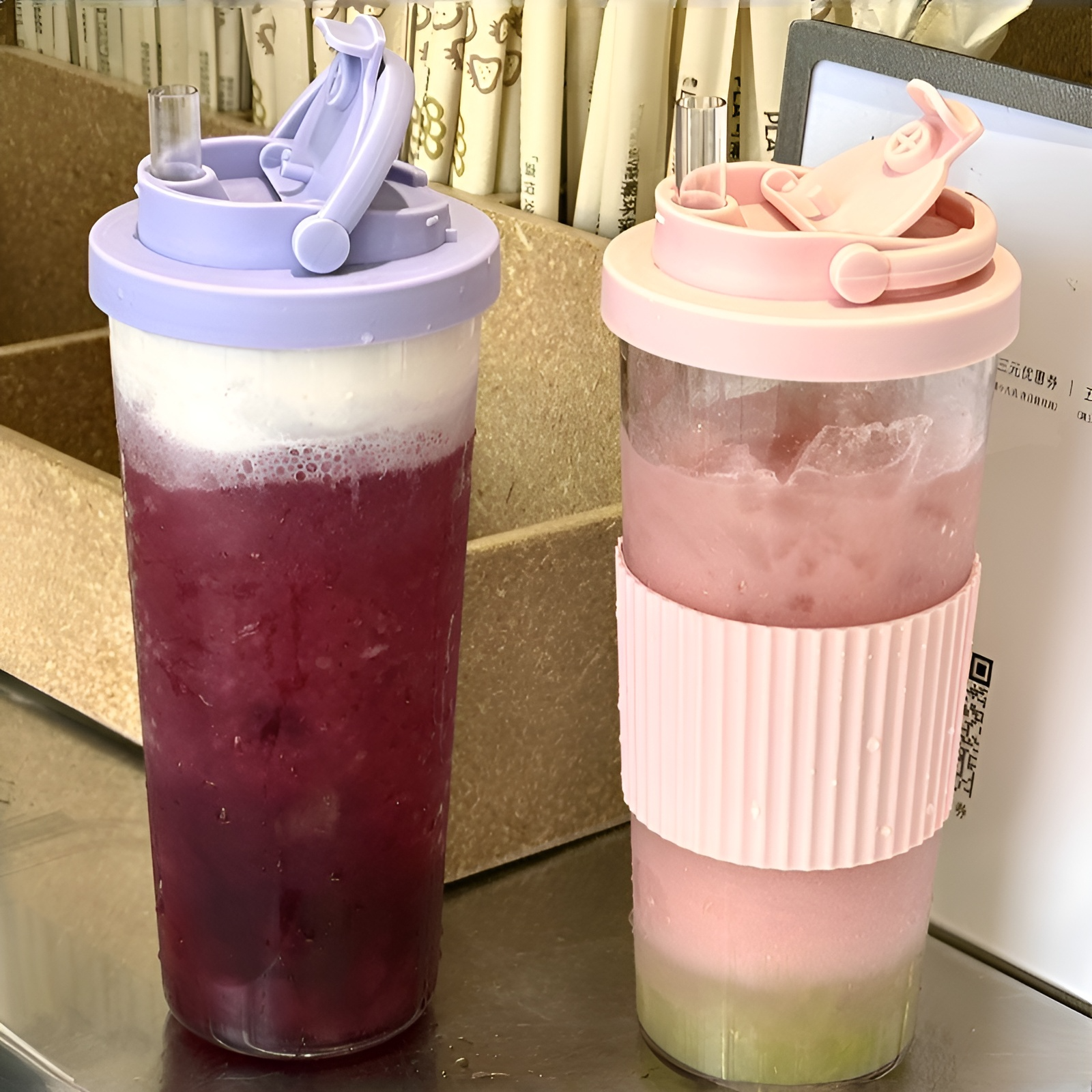 パールミルクティーカップ、ポータブルハンドルウォーターボトル、伸縮式ストローウォーターカップを吸うための大きな穴を備えた新しい単層Tritanストローカップ