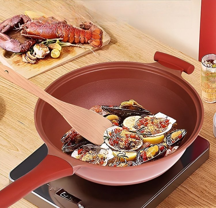 식탁 위에 놓인 보라색 세라믹 찜기 냄비