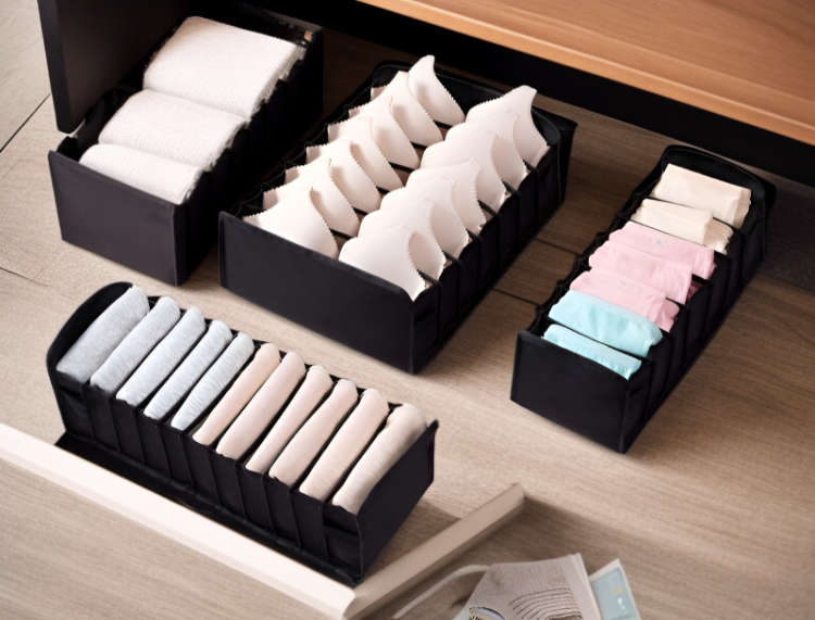 仕切り付きで小物を整理する様子