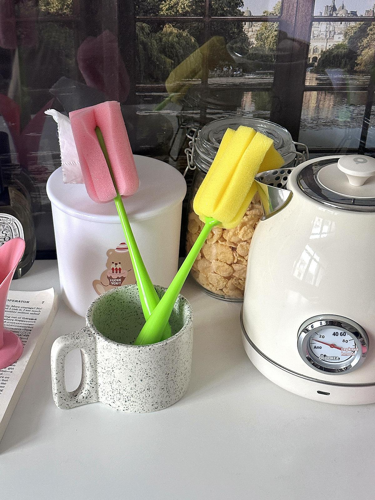 Mytí pohárů s dlouhou rukojetí a houbičkou