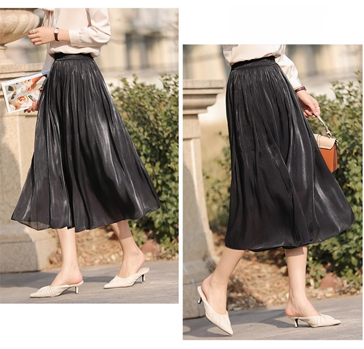 허리를 강조하는 밴딩 디테일이 돋보이는 스커트