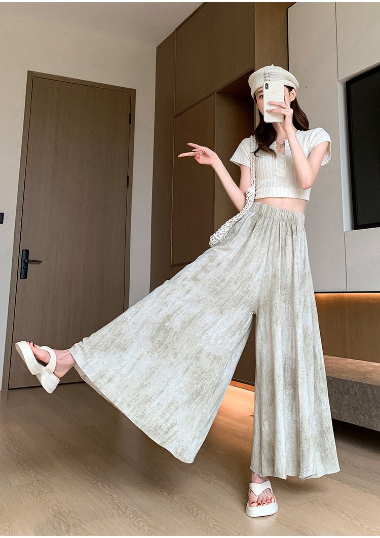 カジュアルコーデのワイドパンツスカート