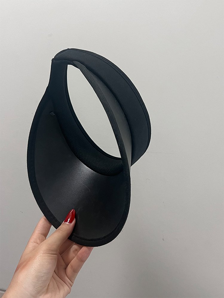 챙이 크고 윗부분이 움푹 들어간 모자