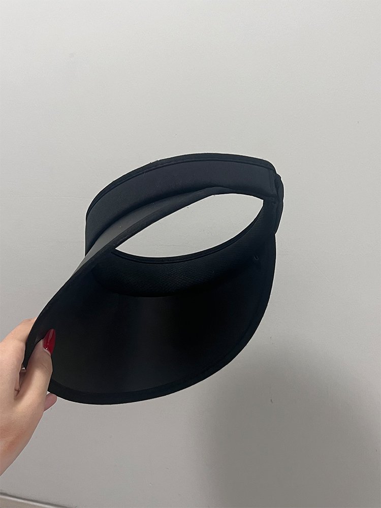 남녀 공용으로 착용 가능한 스타일리시 모자