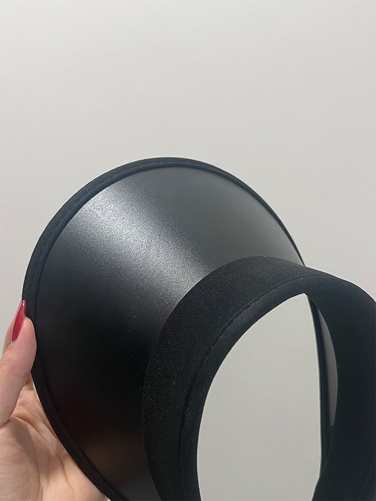 챙이 크고 윗부분이 움푹 들어간 모자