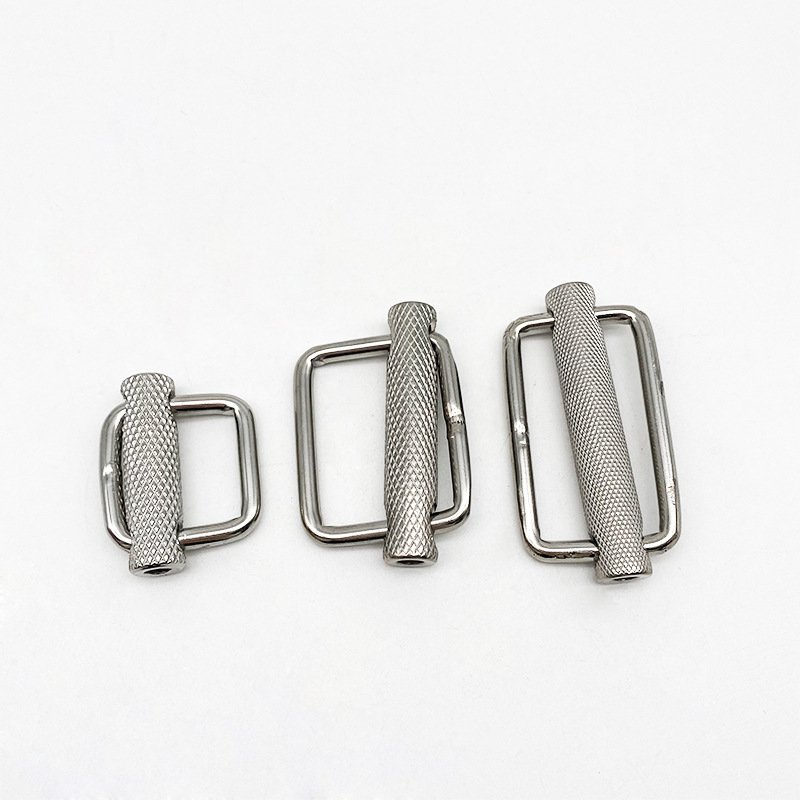 ローレット加工が施されたベルトバックルの質感