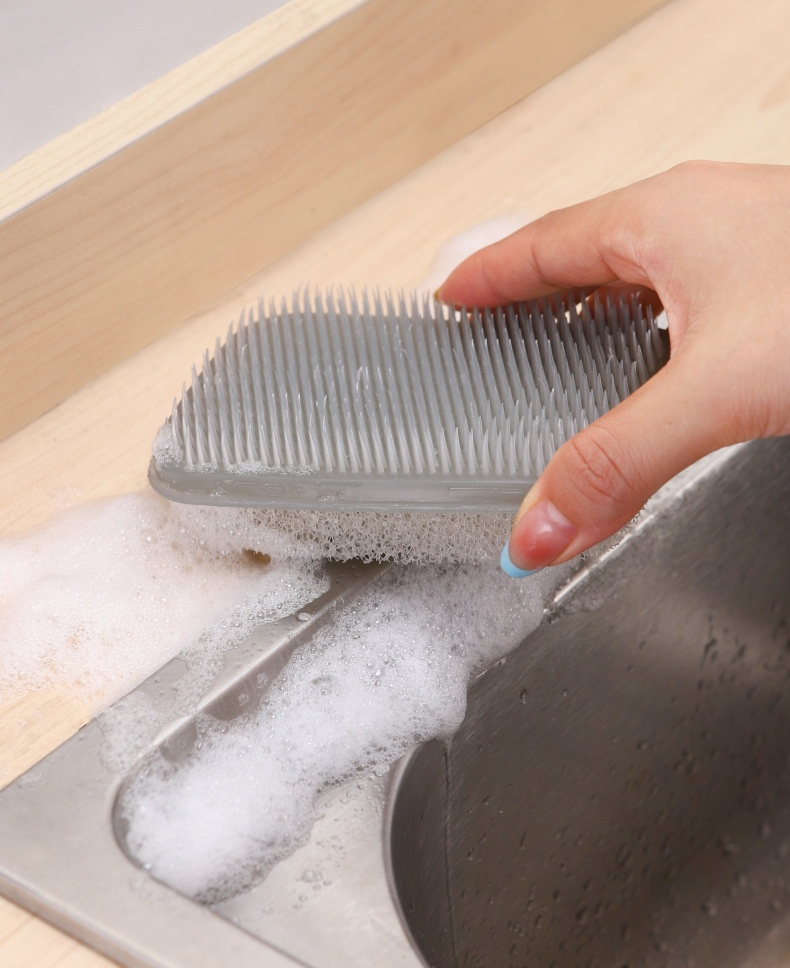 감자와 당근을 세척하는 주방 솔