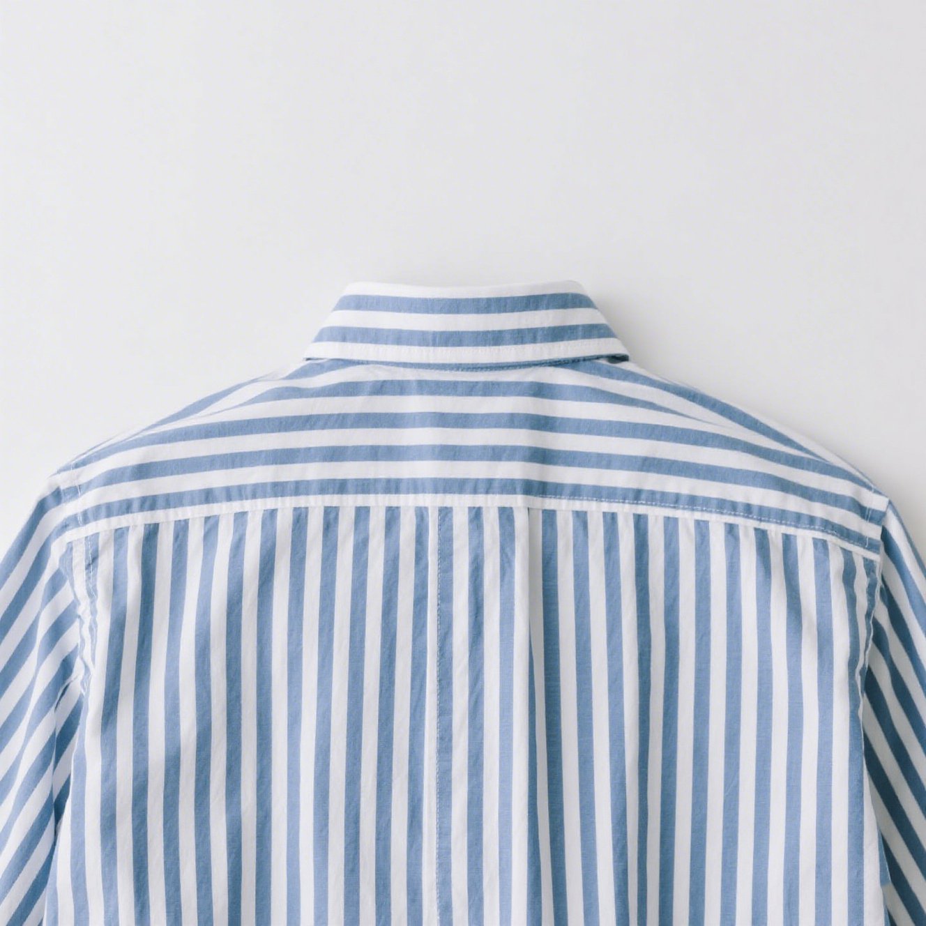 爽やかな青色ストライプシャツの着用写真