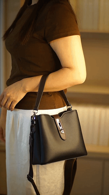 旅行にも便利な多機能大容量ショルダーバッグ