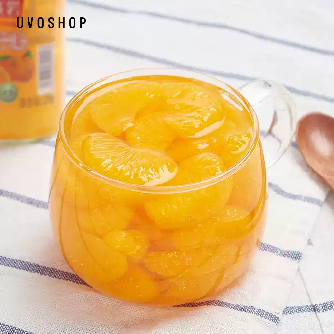 Ahora recogiendo mandarinas frescas enlatadas ricas en nutrientes