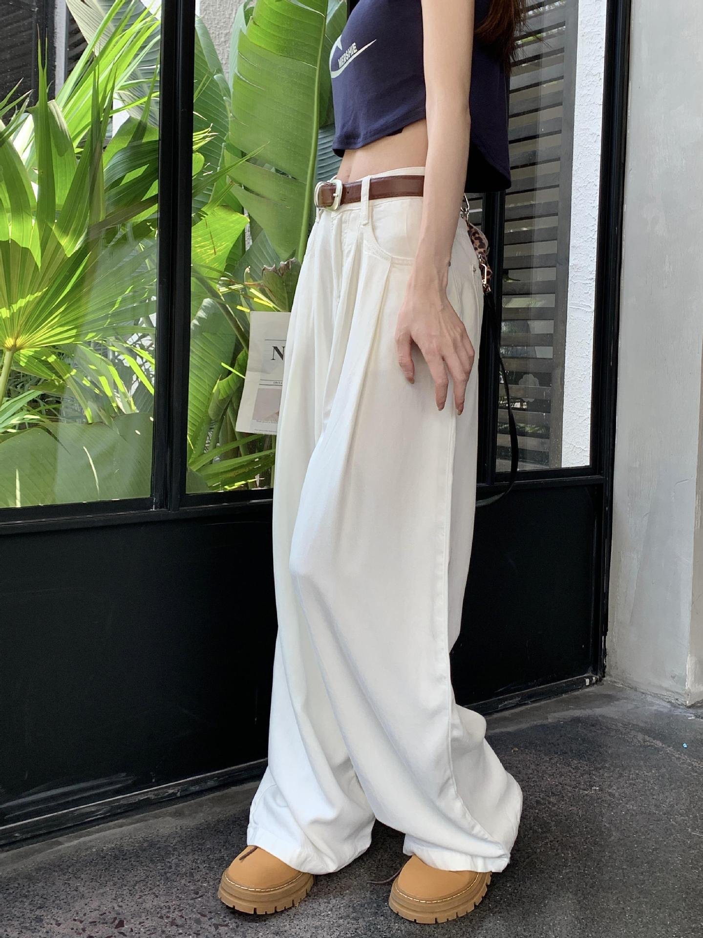 シンプルでおしゃれなホワイトジョガーパンツ