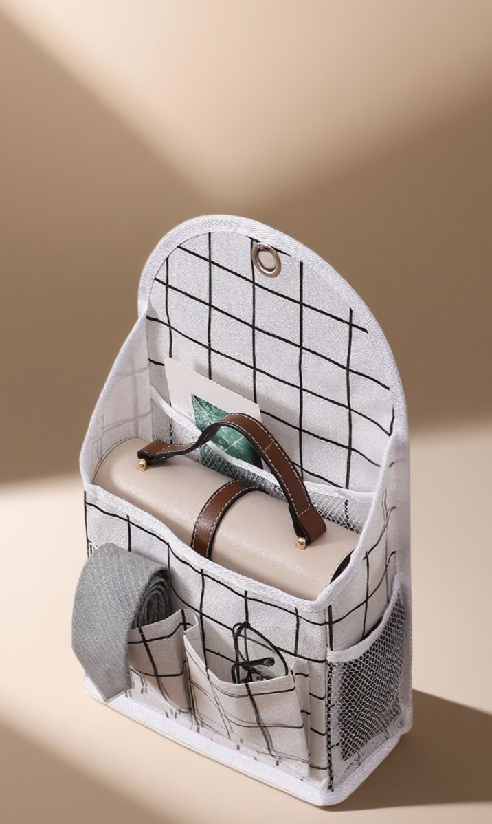 Rangement suspendu pour accessoires dans une chambre