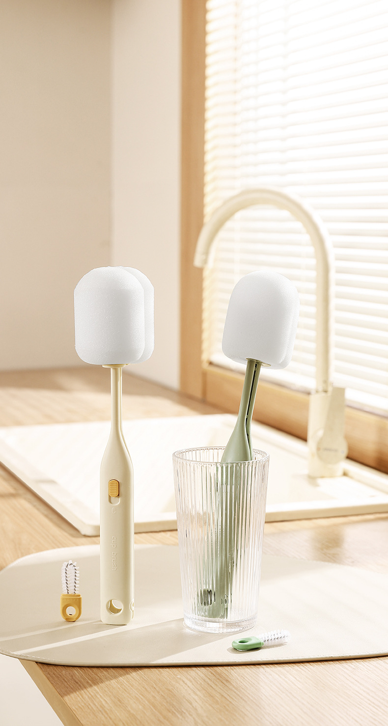 주방에서 편리하게 사용되는 컵세척 브러쉬