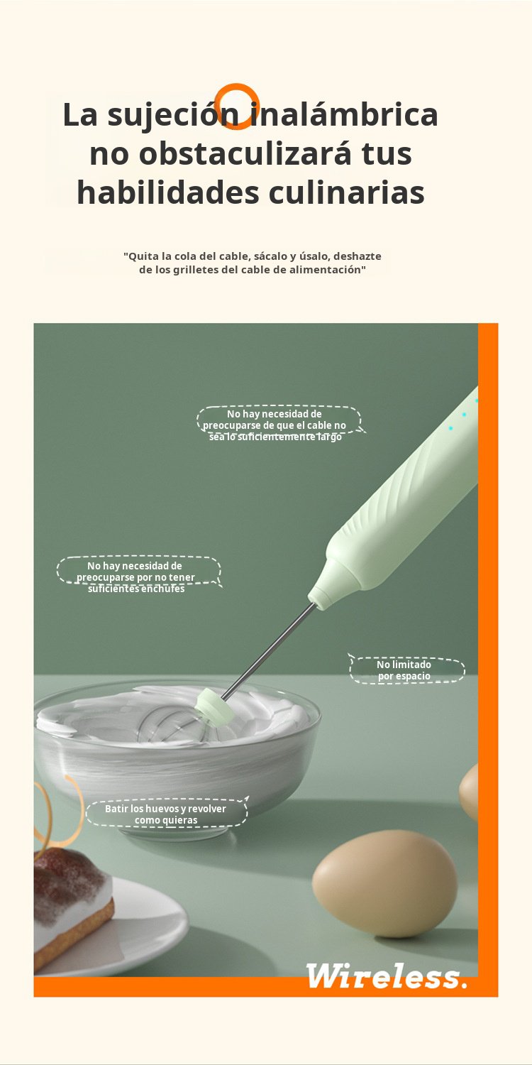 Espumador de leche creando espuma perfecta en café