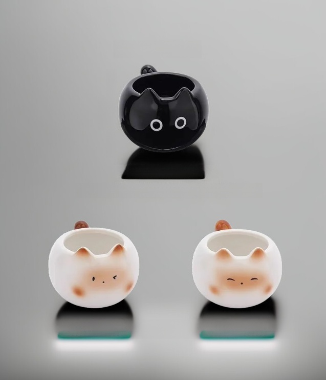 세련된 테이블 위의 커피잔 세트