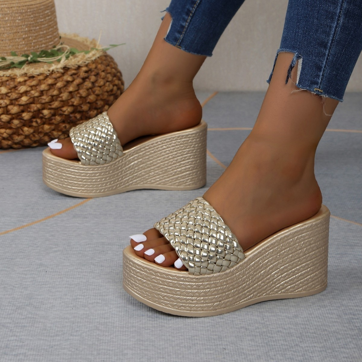 سيدة كعب النعال