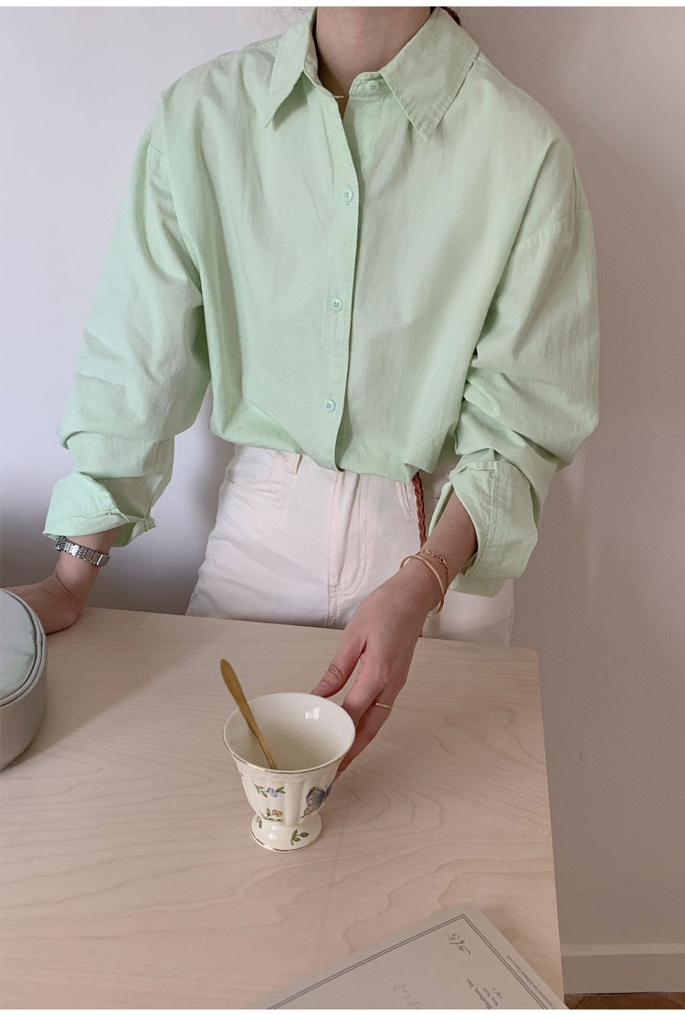 豊富なカラーバリエーションの女性用シャツ