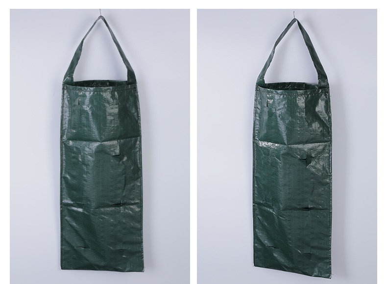 Boční pohled na černý závěsný vak s jahodami