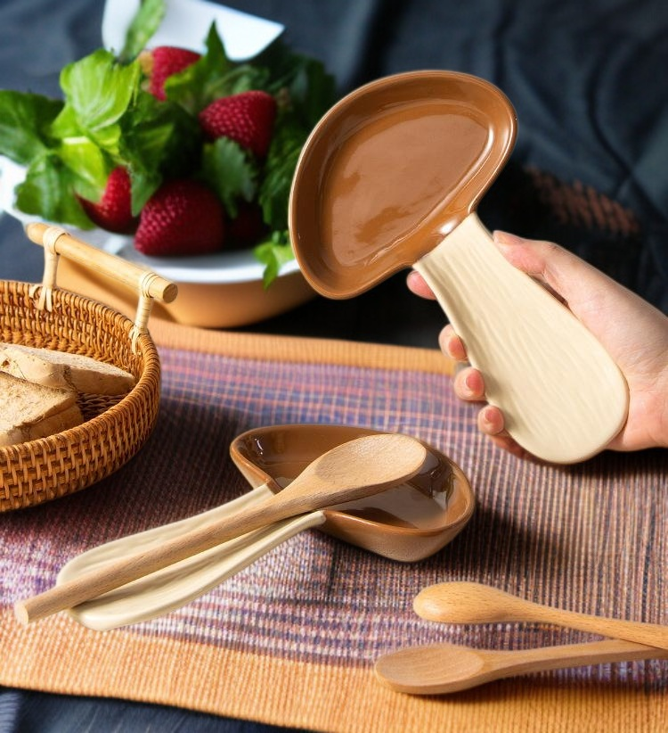 귀여운 디자인의 숟가락 배치 트레이