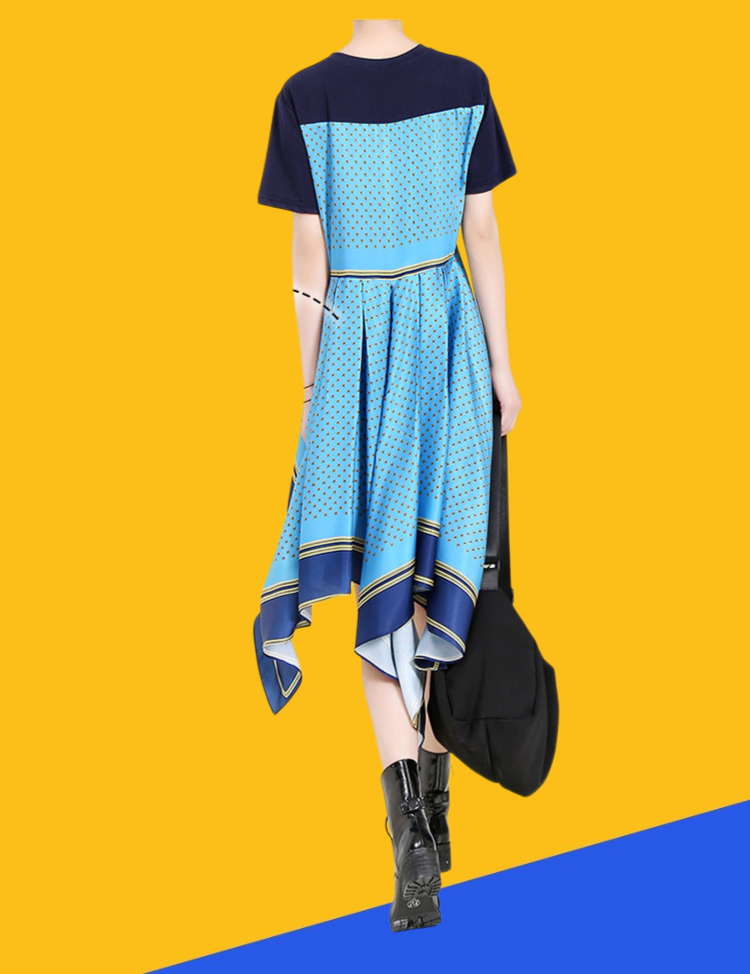 トレンド感あるロング丈Tシャツ着用例