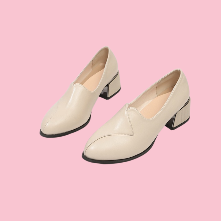 굵은 굽과 뾰족한 기질의 작은 구두