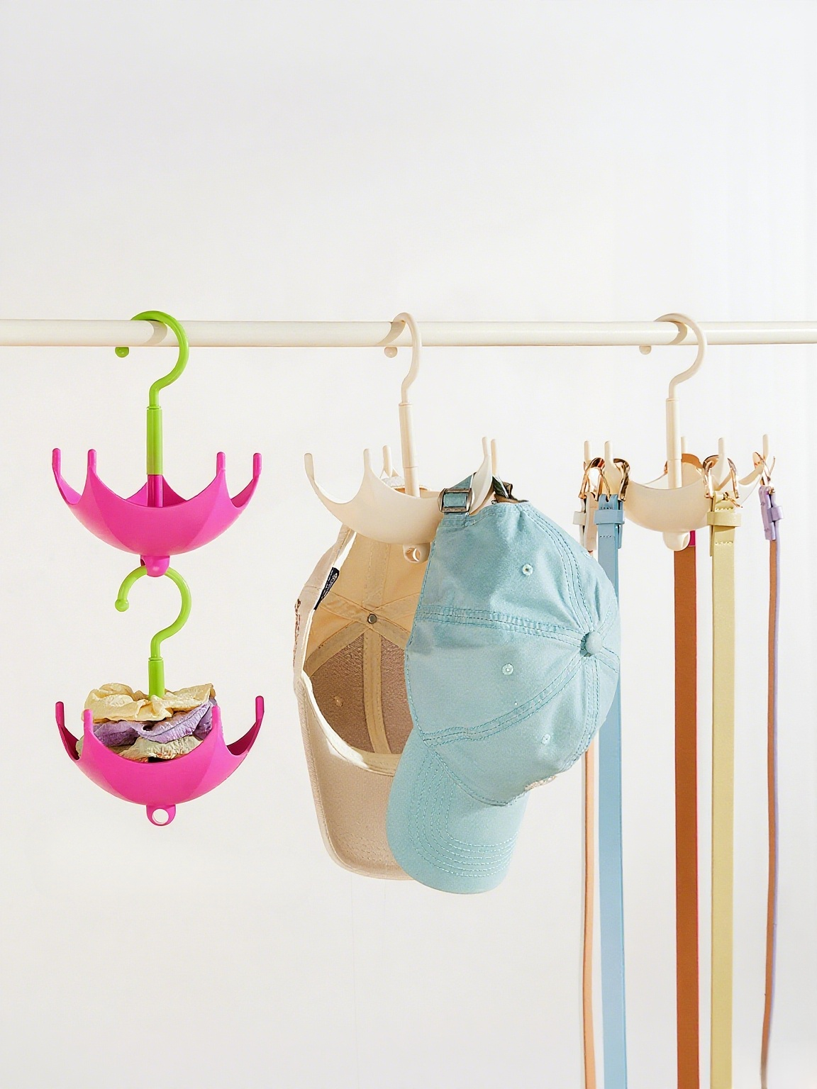 옷장에 설치된 모자 및 나시 걸이