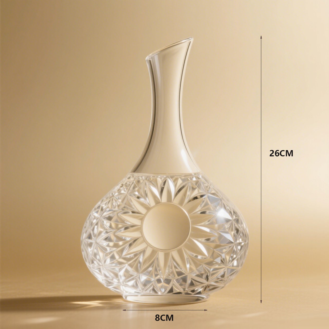 Elegantní křišťálová nádoba na víno na stole