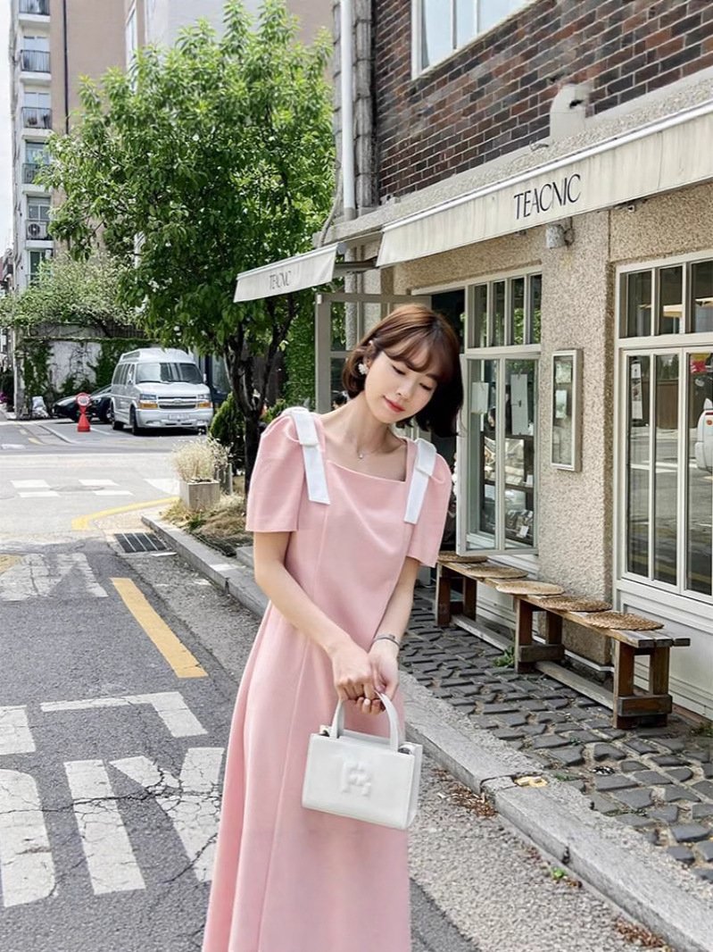 Francouzské bublinkové šaty s hranatým výstřihem