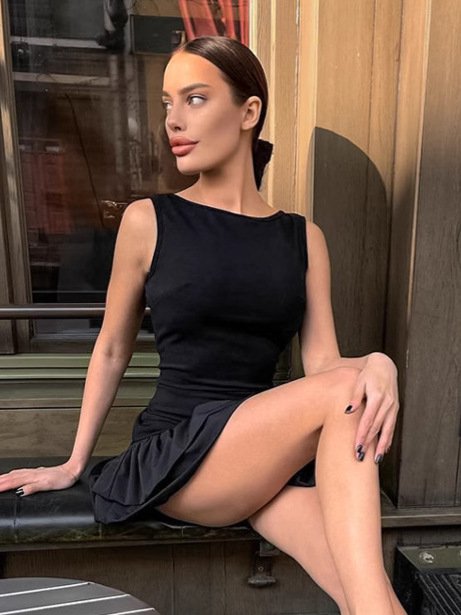 Pletené šaty bez rukávů a odhalených zad