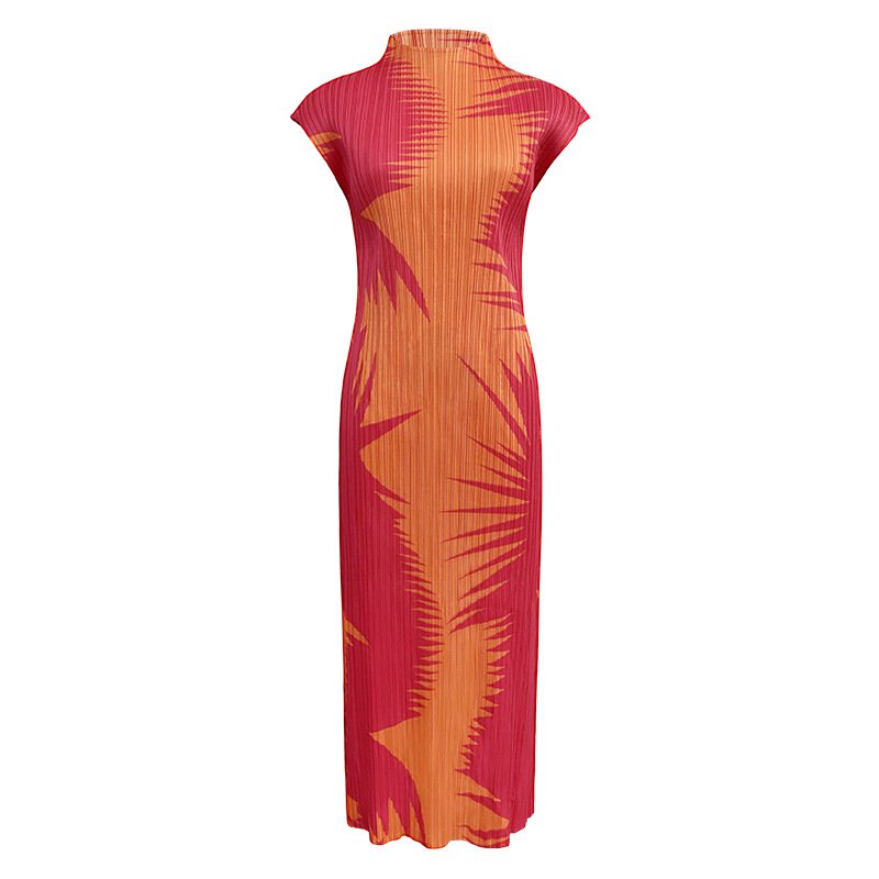 Ärmelloses halbkolliges, mittleres, langes, einfaches, gefaltetes Unterkleid