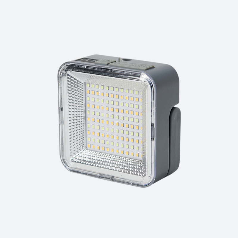 太陽光充電キャンプライトを点灯