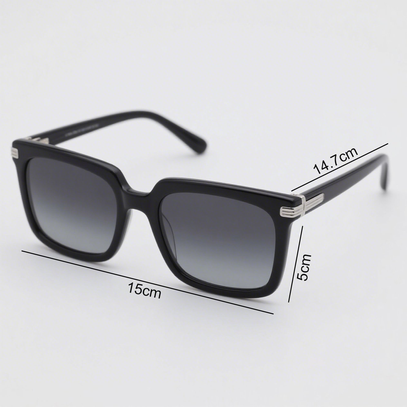 Stylová žena nosí sluneční brýle s UV400 ochranou