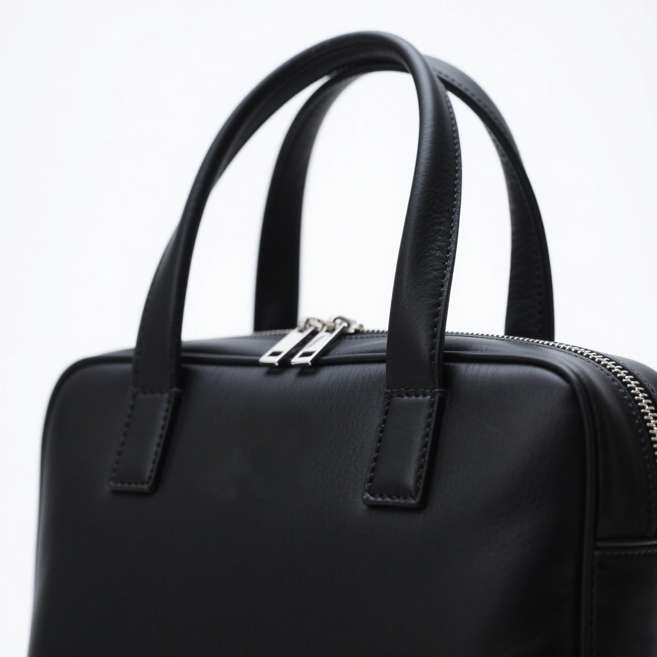 Elegantní černá kožená kabelka pro obchodní i cestovní účely