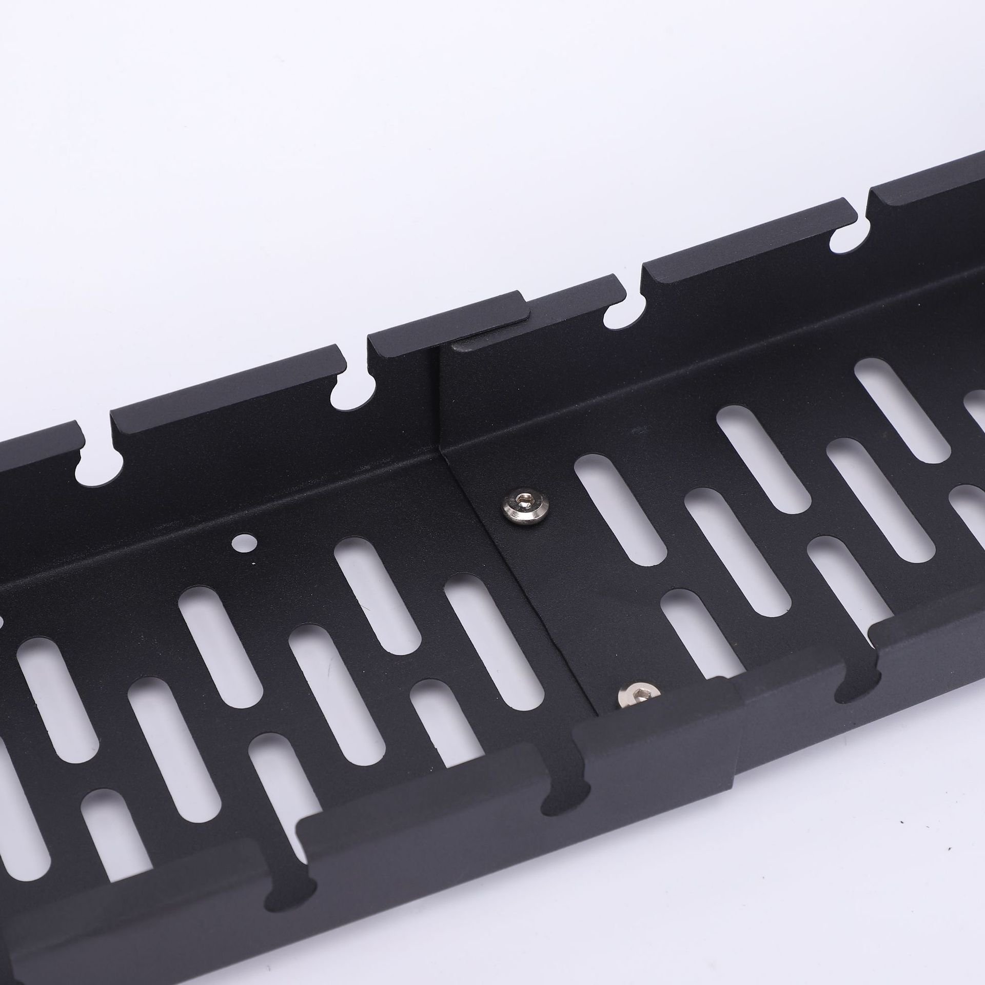 省スペースな引き込み式テーブル下収納ラック