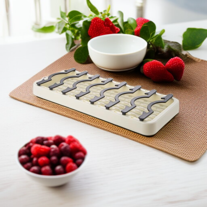 다양한 크기의 접시와 식기 수납 예시