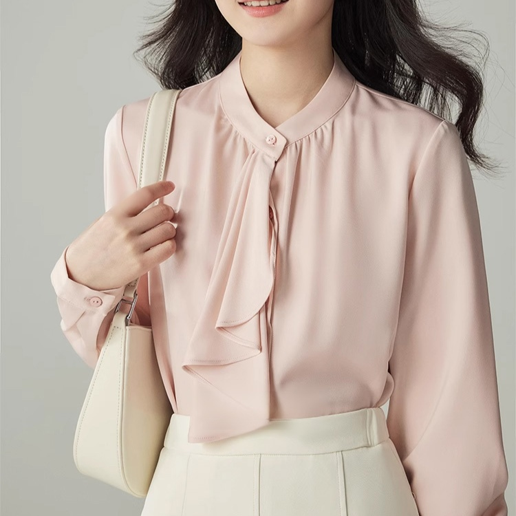 ボウタイ風ブラウス