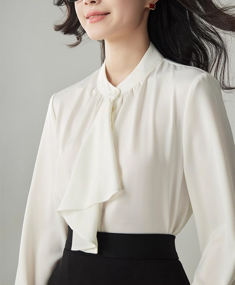 エレガントなボウタイデザインのブラウス