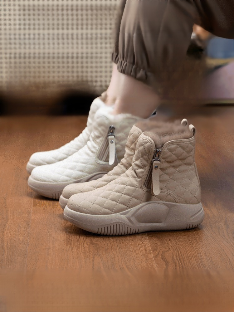 Neue gepolsterte Stiefel