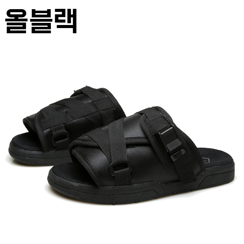 해변에서 착용한 커플 라탄 슬리퍼