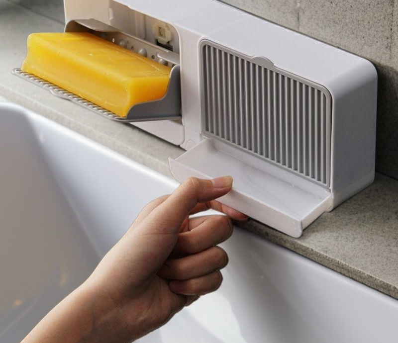 비누함에 비누를 넣는 장면