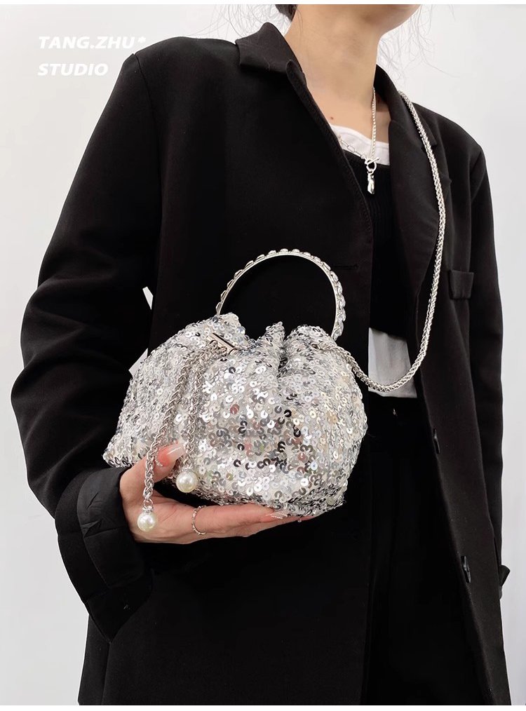 패션하고 코디하기 쉬운 스팽글 버킷백