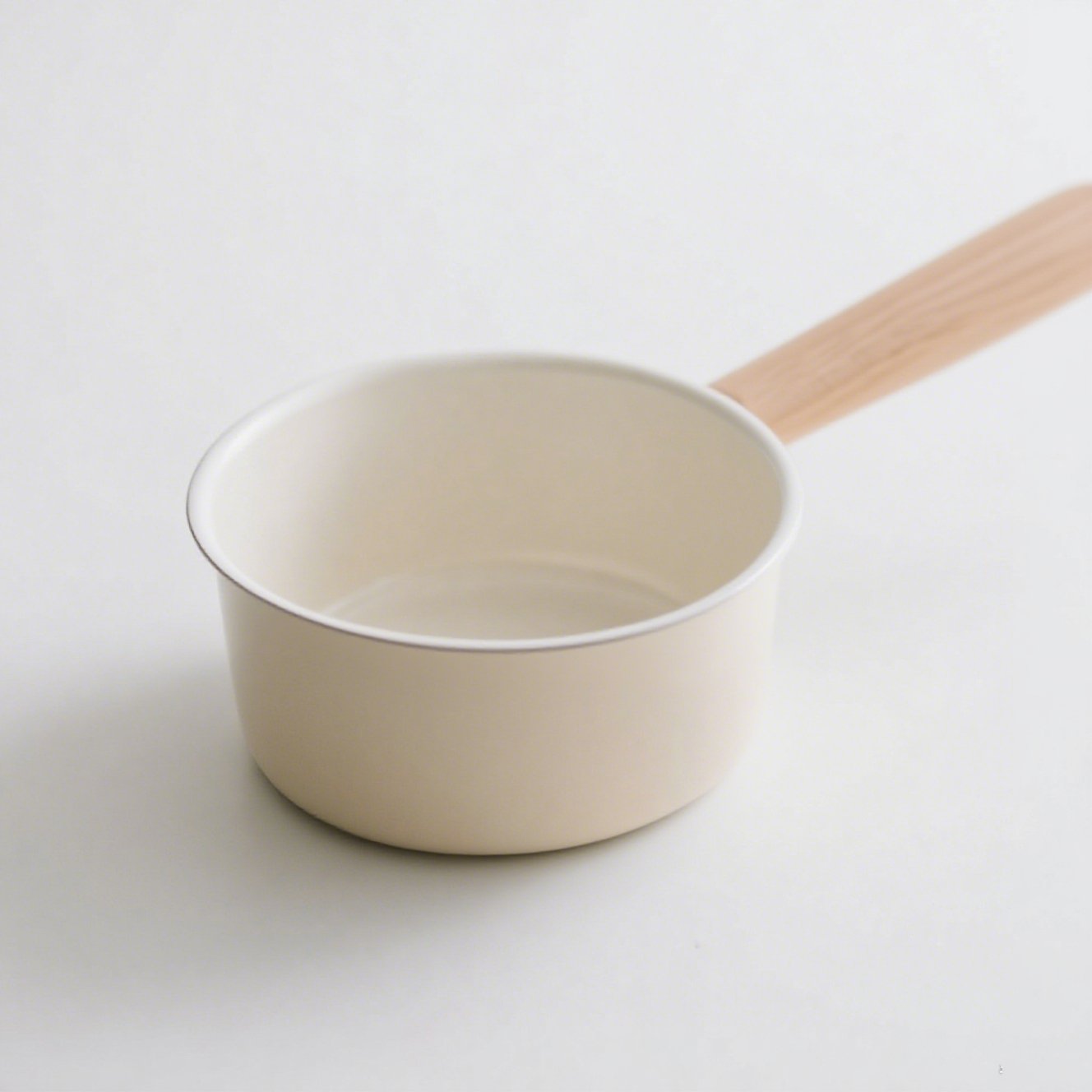  베이지색 에나멜 우유 냄비