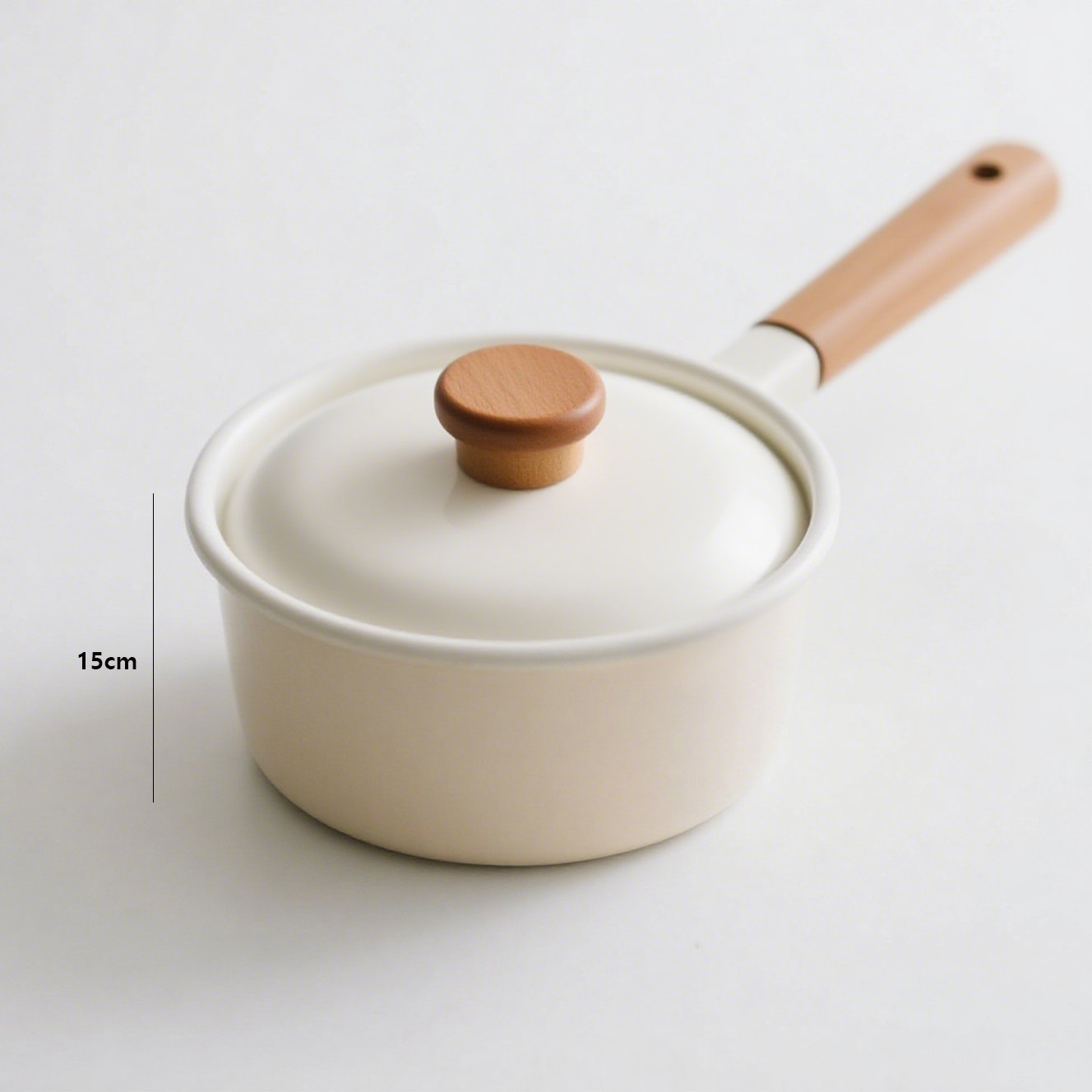 에나멜 우유 냄비에 우유를 붓는 장면