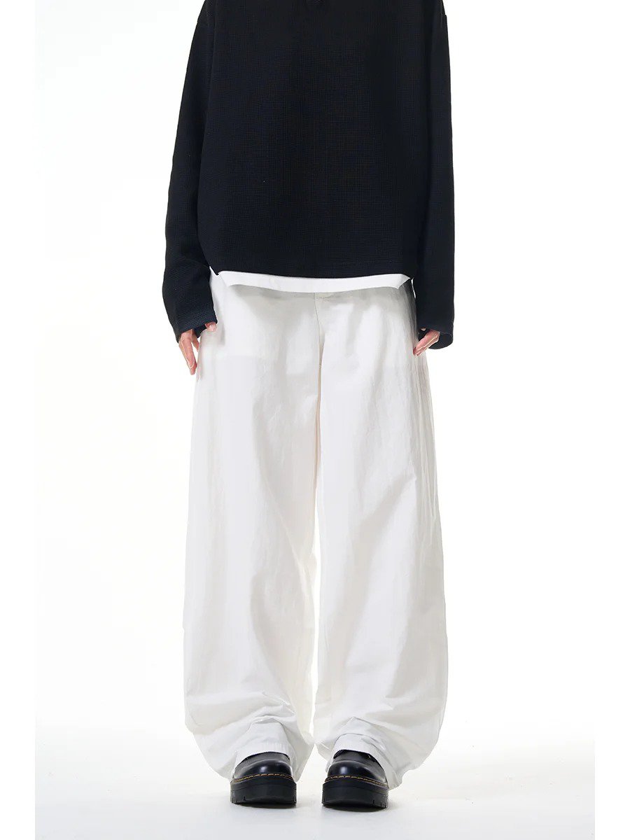 万能な白のワイドレッグパンツ