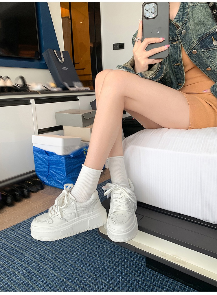 滑りにくいアウトソールを持つスニーカー