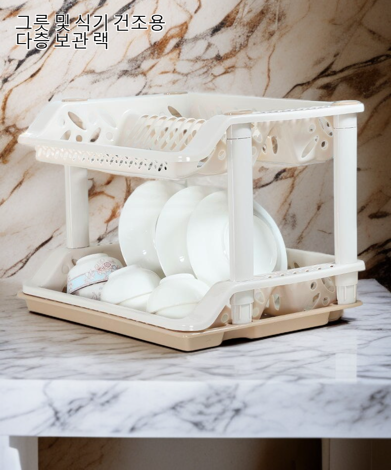 주방 선반에 접시와 식기류 보관